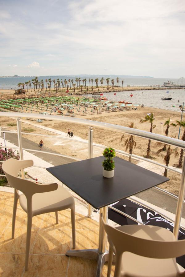 דורס Wave Beachfront Apartments מראה חיצוני תמונה