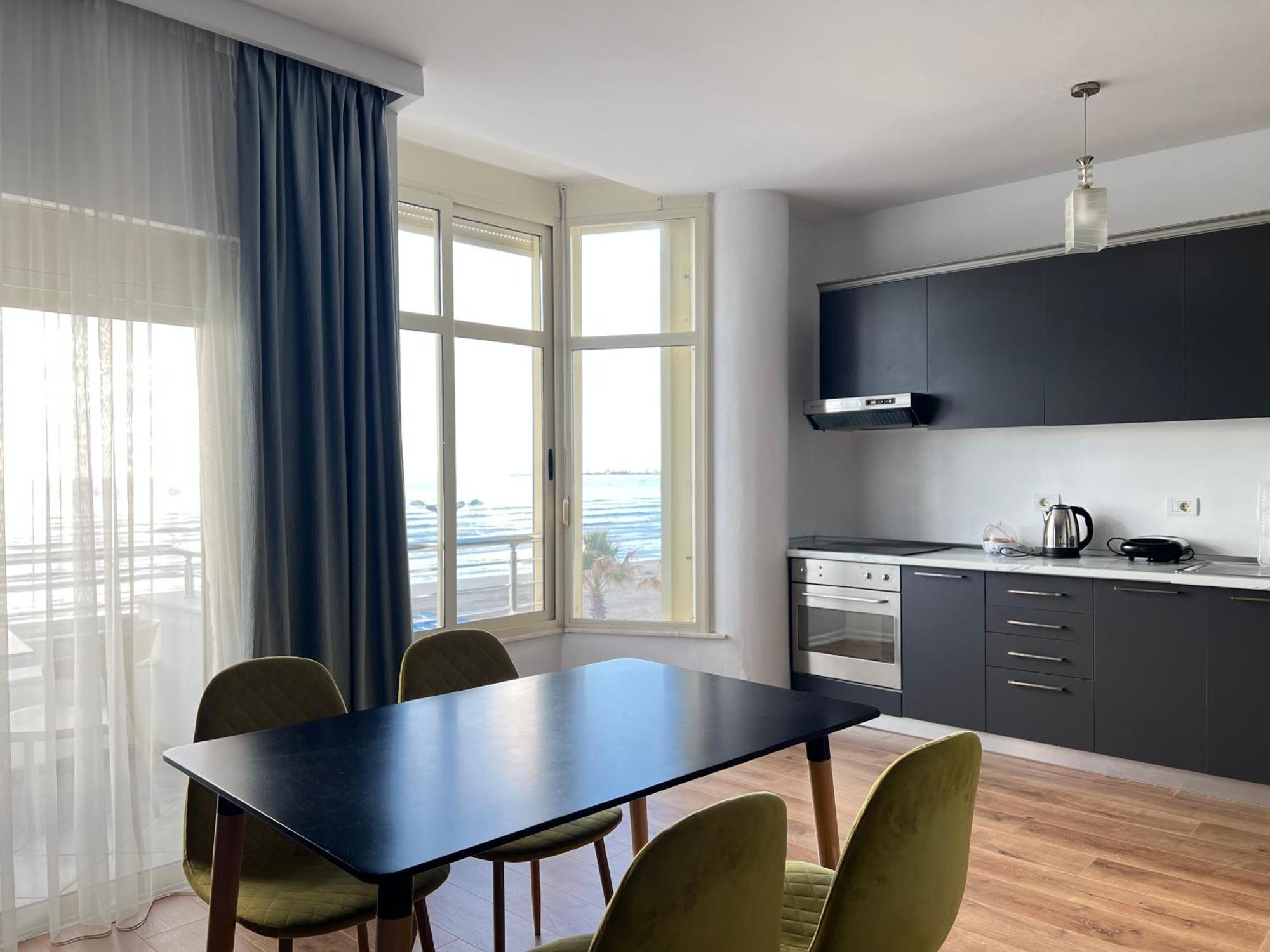 דורס Wave Beachfront Apartments מראה חיצוני תמונה