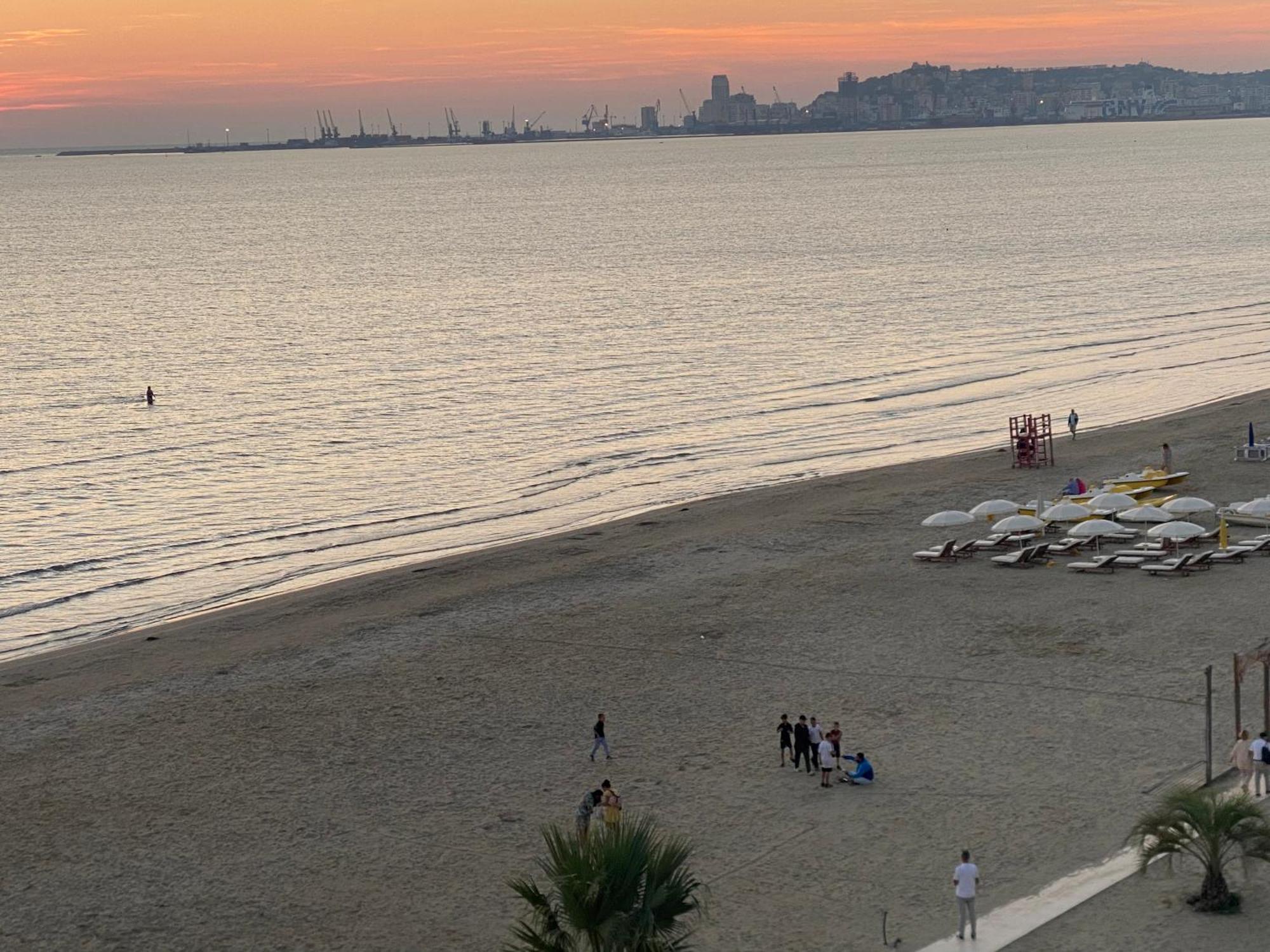 דורס Wave Beachfront Apartments מראה חיצוני תמונה