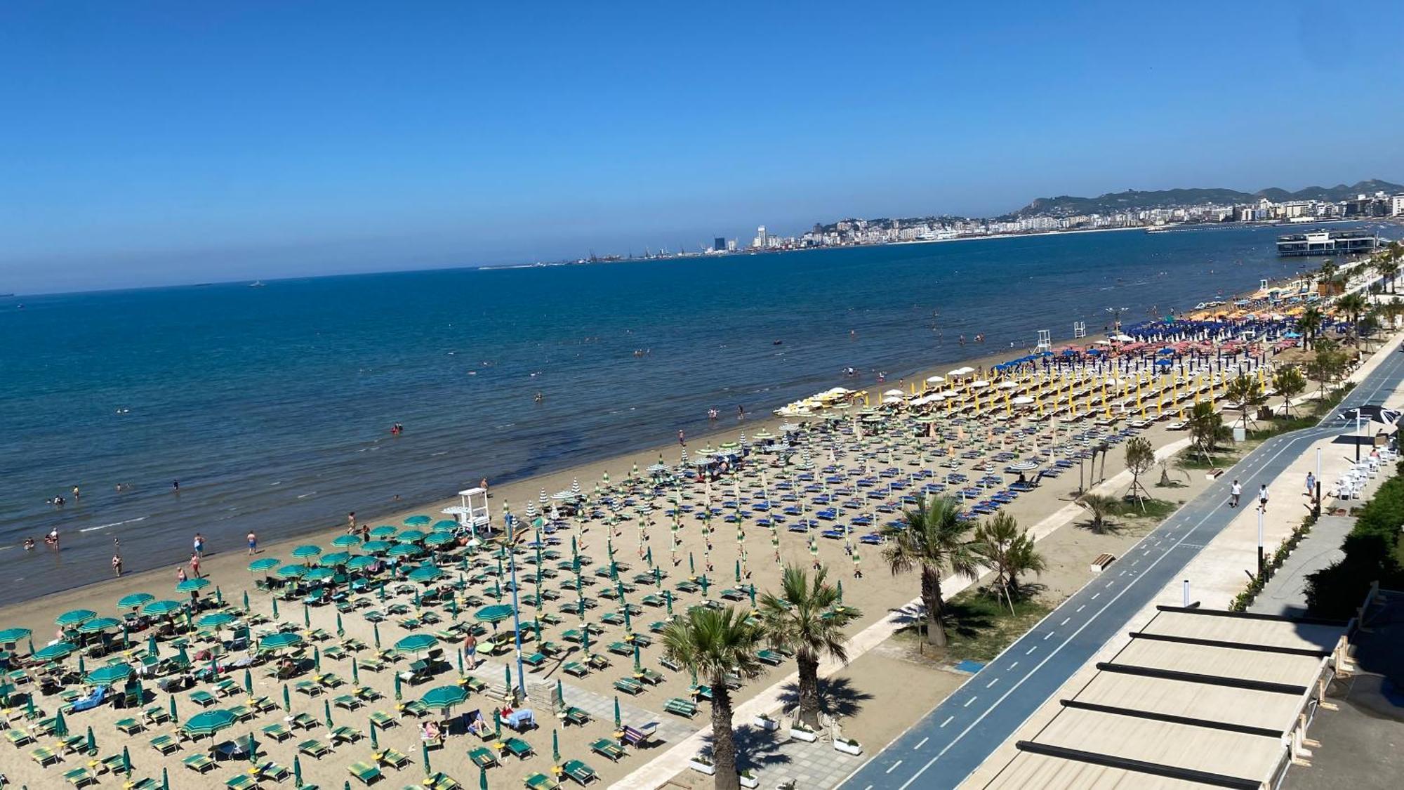 דורס Wave Beachfront Apartments מראה חיצוני תמונה