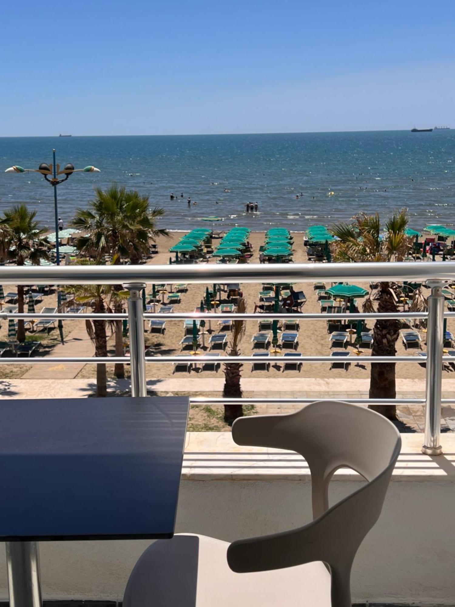 דורס Wave Beachfront Apartments מראה חיצוני תמונה