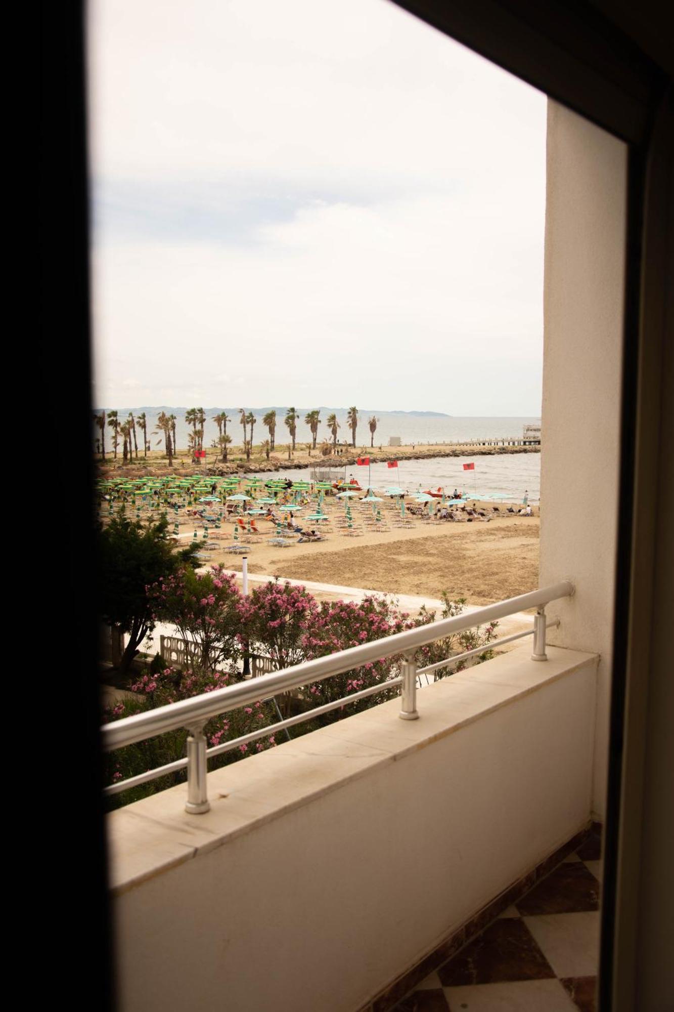 דורס Wave Beachfront Apartments מראה חיצוני תמונה